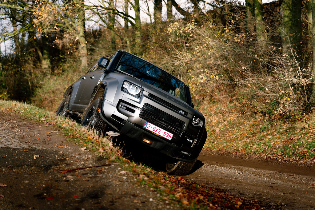 Zwarte Land Rover op een schuine rand