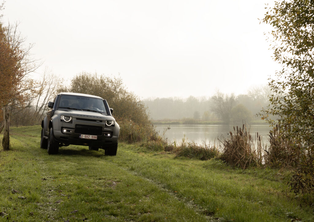 Land Rover langst het water