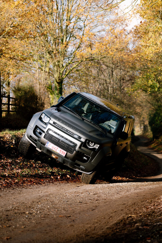 Land Rover op een schuine vlakte